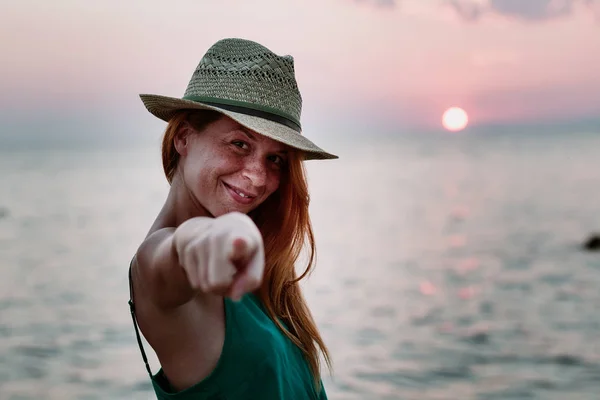 Young Woman Enjoying Sunset Sea — Stock Photo, Image