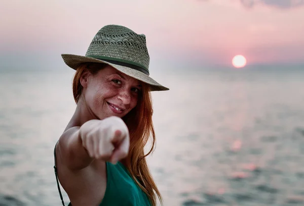 Young Woman Enjoying Sunset Sea — Stock Photo, Image