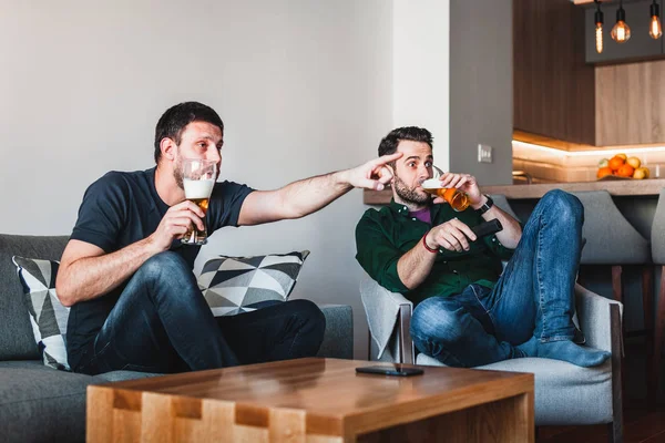 Два Парня Пьющие Пиво Смотрят Спорт Телевизору — стоковое фото