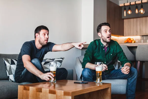 Два Парня Пьющие Пиво Смотрят Спорт Телевизору — стоковое фото