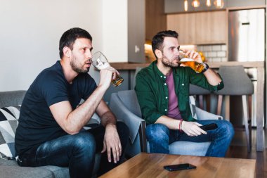 İki içki bira futbol izlerken çocuklar