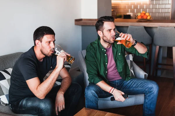 Dois Caras Bebendo Cerveja Assistindo Futebol — Fotografia de Stock