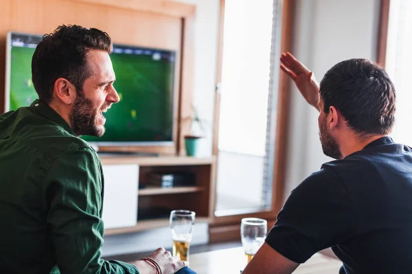 Dois Caras Bebendo Cerveja Assistindo Futebol — Fotografia de Stock