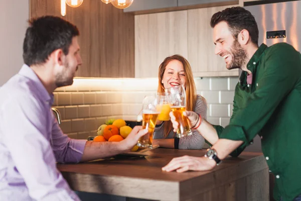 Grupo Amigos Tomando Bebidas Casa — Fotografia de Stock