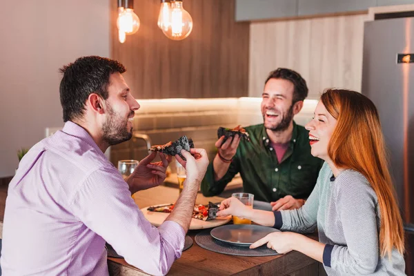 Grupo Amigos Comendo Pizza Casa — Fotografia de Stock