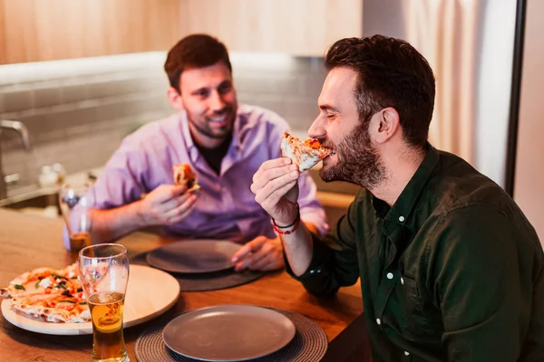 Dois Caras Gostando Comer Pizza Casa — Fotografia de Stock