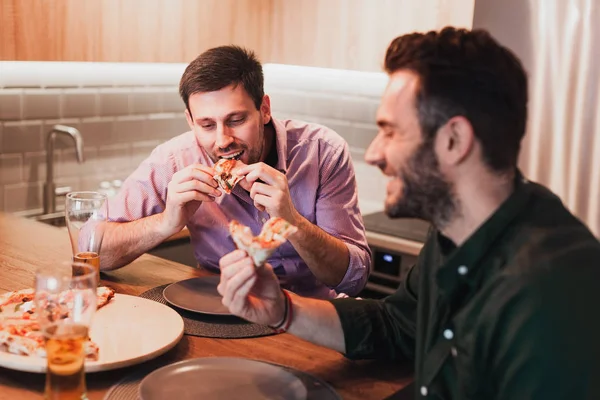 Dois Caras Gostando Comer Pizza Casa — Fotografia de Stock