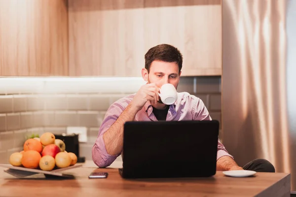 Jovem Empresário Trabalhando Laptop Casa — Fotografia de Stock