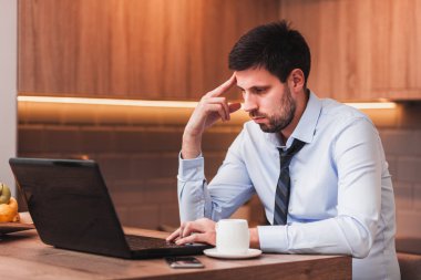 Genç işadamı laptop evde çalışma
