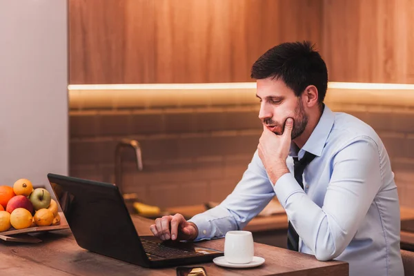 Ung Affärsman Arbetar Bärbar Dator Hemma — Stockfoto