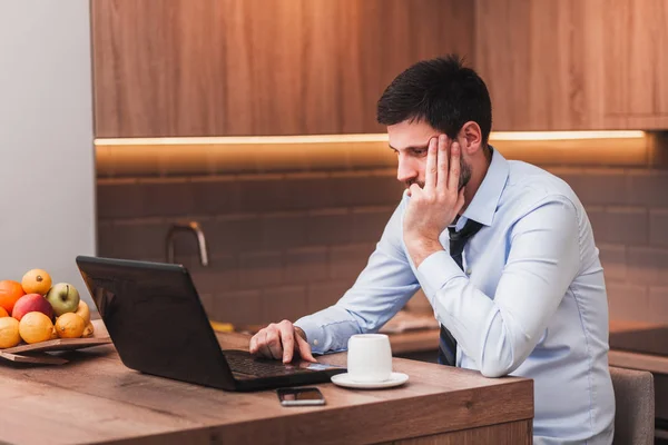 Giovane Uomo Affari Che Lavora Laptop Casa — Foto Stock