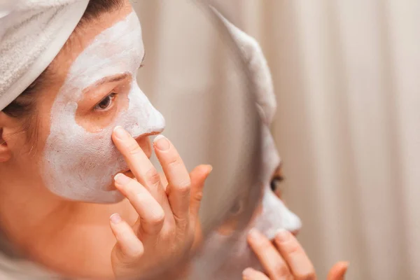 Joven Mujer Poniendo Una Crema Cara —  Fotos de Stock