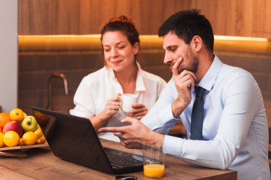 Sabah rutin bir genç evli çift