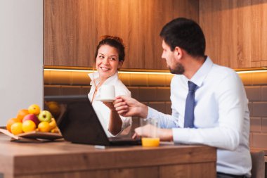 Sabah rutin bir genç evli çift