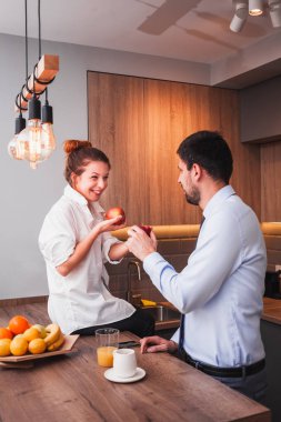 Sabah rutin bir genç evli çift