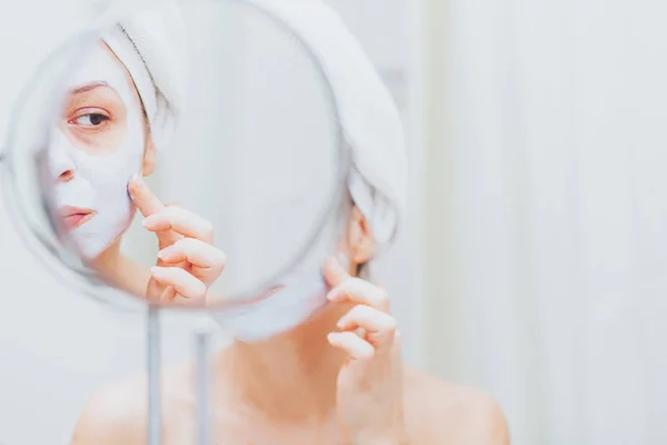 Young Woman Putting Mask Her Face — Stock Photo, Image