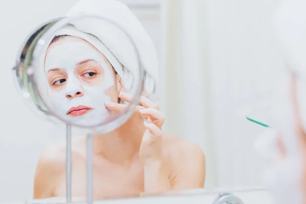 Young Woman Putting Mask Her Face — Stock Photo, Image