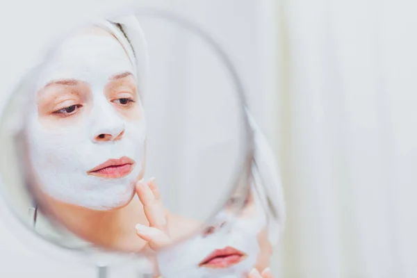 Wanita Muda Mengenakan Masker Wajahnya — Stok Foto