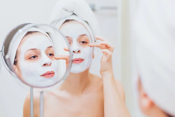 Genç kadın bir maske onun yüzüne koydu