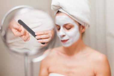 Genç kadının tırnakları banyo yapması