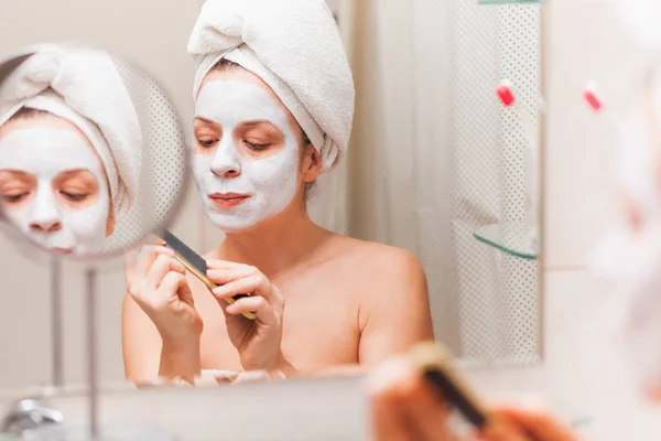 Young Woman Doing Her Nails Bathroom — Stock Photo, Image