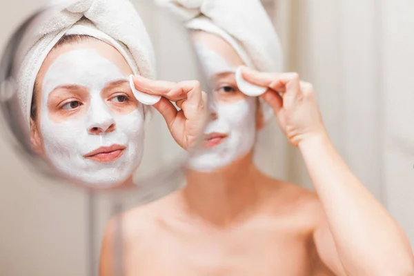 Wanita Muda Mengenakan Masker Wajahnya — Stok Foto