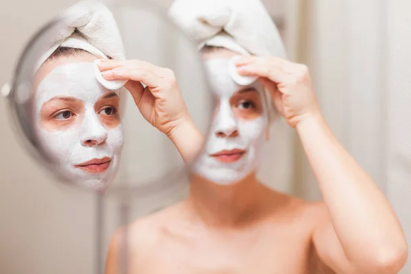 Wanita Muda Mengenakan Masker Wajahnya — Stok Foto