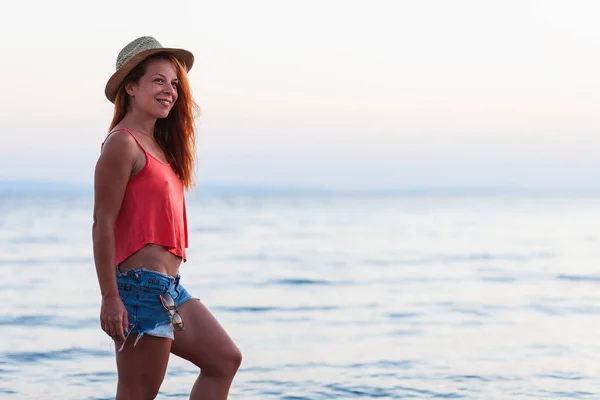 Portrait Young Woman Sea Enjoying Sunset — Stock Photo, Image