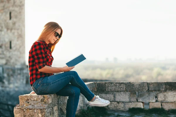 Giovane Donna Che Diverte Leggere Libro Nel Parco Pubblico — Foto Stock