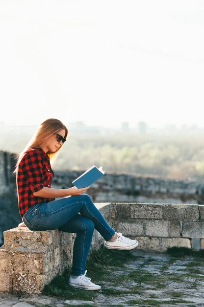 Giovane Donna Che Diverte Leggere Libro Nel Parco Pubblico — Foto Stock