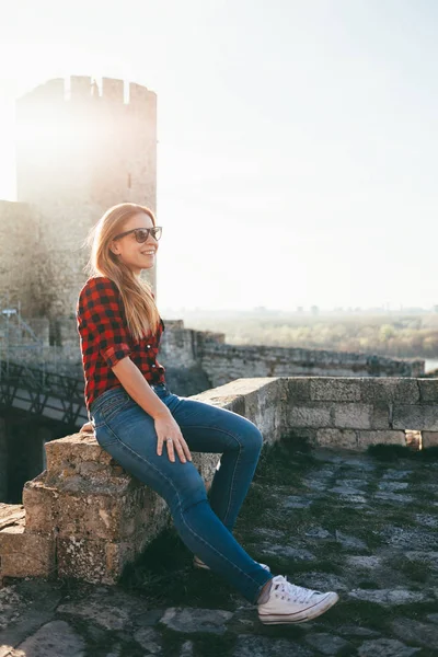 Young Woman Enjoying Sunset Public Ancient Ruins — Stock Photo, Image