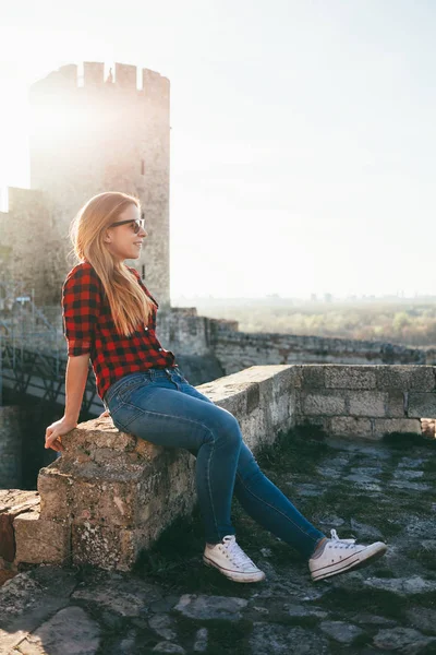 Mujer Joven Disfrutando Puesta Sol Ruinas Antiguas Públicas — Foto de Stock