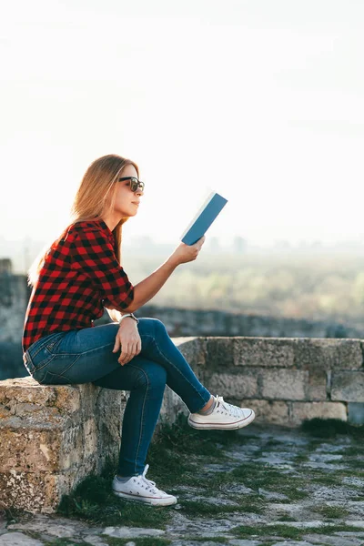 Giovane Donna Che Diverte Leggere Libro Nel Parco Pubblico — Foto Stock