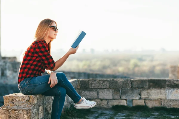 Giovane Donna Che Diverte Leggere Libro Nel Parco Pubblico — Foto Stock