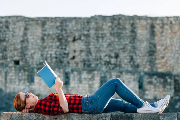 Giovane Donna Che Diverte Leggere Libro Nel Parco Pubblico — Foto Stock