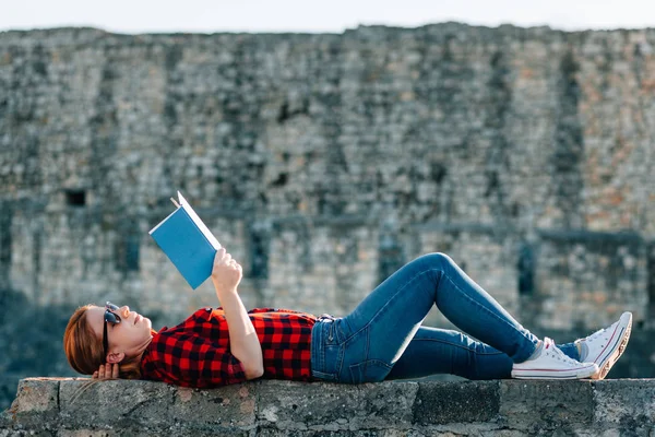 Giovane Donna Che Diverte Leggere Libro Nel Parco Pubblico — Foto Stock