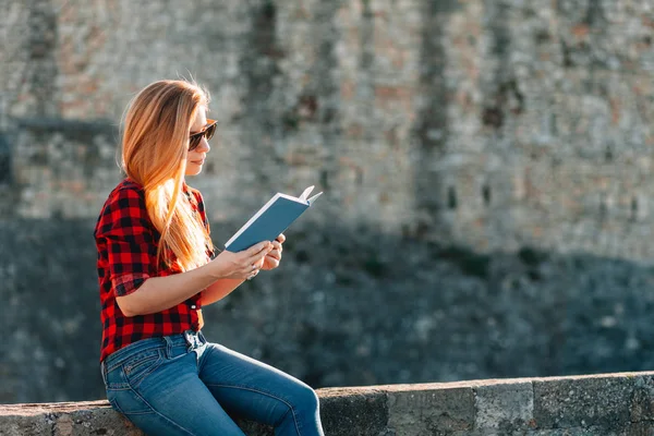 Giovane Donna Che Diverte Leggere Libro Nel Parco Pubblico — Foto Stock