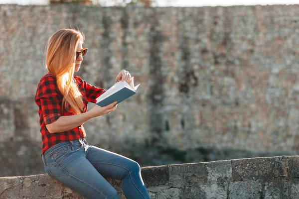 Giovane Donna Che Diverte Leggere Libro Nel Parco Pubblico — Foto Stock