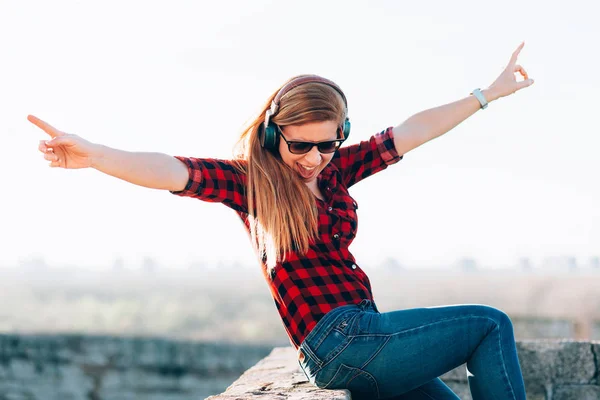 Молодая Женщина Слушает Музыку Наушниках Открытом Воздухе — стоковое фото