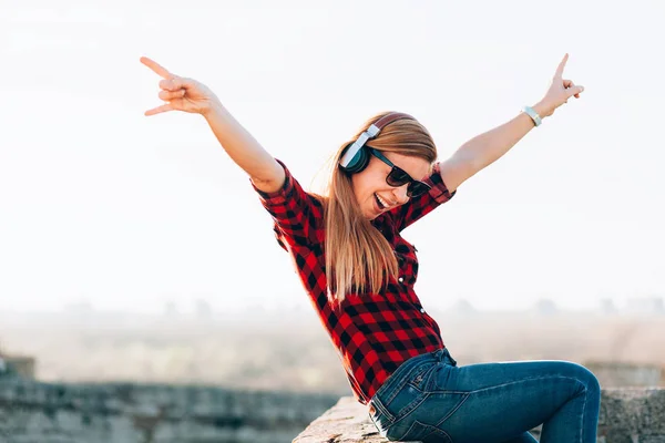Genç Kadın Açık Havada Kulaklıklar Müzik Dinlemek — Stok fotoğraf