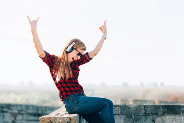 Genç Kadın Açık Havada Kulaklıklar Müzik Dinlemek — Stok fotoğraf