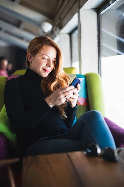 Young Woman Using Smartphone Cafe — Stock Photo, Image