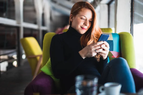 Young Woman Using Smartphone Cafe — Stock Photo, Image