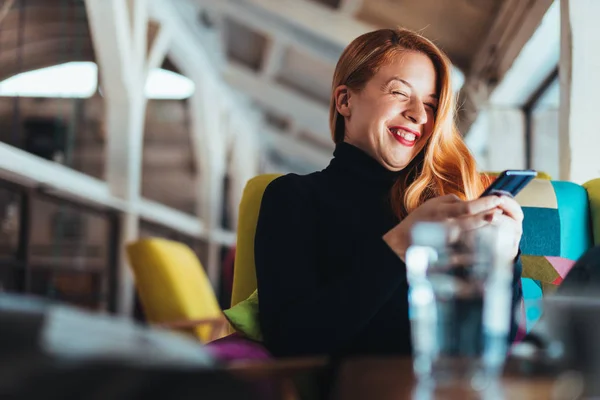 Young Woman Using Smartphone Cafe — Stock Photo, Image