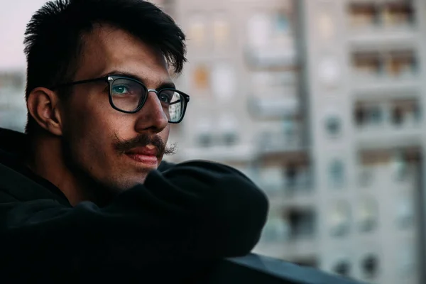Портрет Молодого Человека Смотрящего Закат Балкона Размышляющего Жизни — стоковое фото
