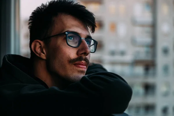 Retrato Joven Mirando Atardecer Desde Balcón Pensando Vida —  Fotos de Stock