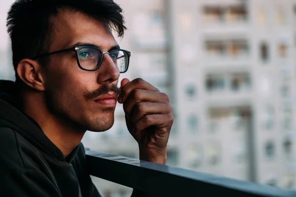 Retrato Joven Mirando Atardecer Desde Balcón Pensando Vida —  Fotos de Stock