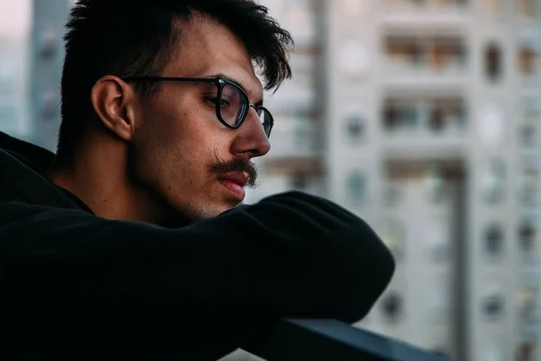 Retrato Joven Mirando Atardecer Desde Balcón Pensando Vida —  Fotos de Stock