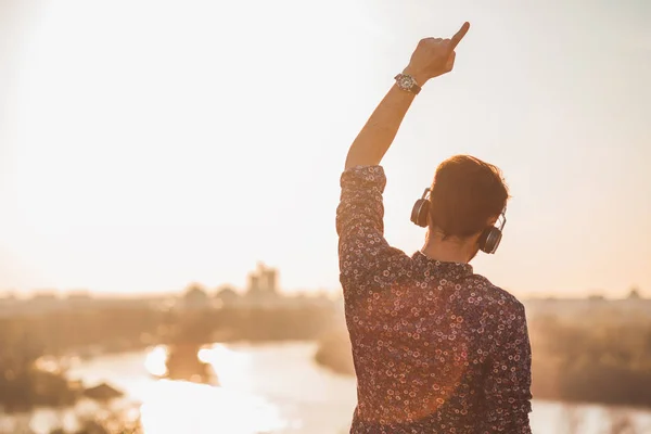 Νεαρός Άνδρας Που Απολαμβάνουν Ακούτε Μουσική Στα Ακουστικά Στο Ηλιοβασίλεμα — Φωτογραφία Αρχείου