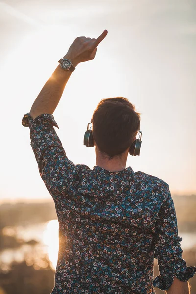 Jovem Que Gosta Ouvir Música Fones Ouvido Pôr Sol — Fotografia de Stock